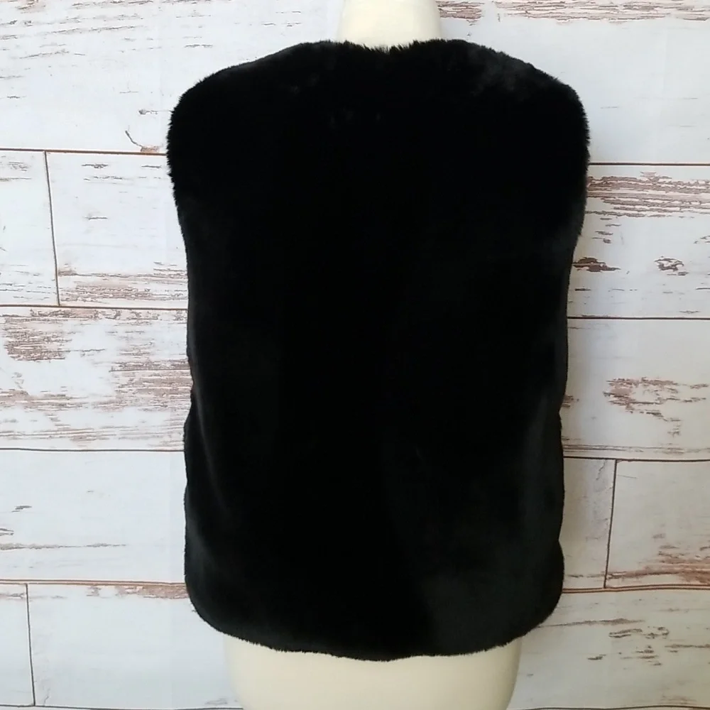 Caracilia Short Faux Fur Vest - Picture 8 of 14
